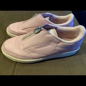 Reebok Classic Sneaker 8.5, in great shape!!pink
